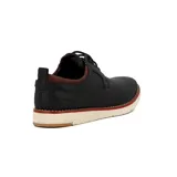 Zapato acordonado casual de hombre, color negro con detalles en marrón en el cuello y la suela.