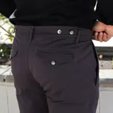 Pantalón de vestir azul marino con pinzas, corte slim fit, bolsillos laterales y traseros.