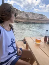 Vestido tejido de corte recto y sin mangas, color blanco con detalles en azul marino, con diseño de ancla bordada en el frente.