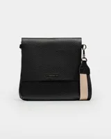 Bandolera color beige con correa ancha de tela negra con el nombre de la marca en blanco.