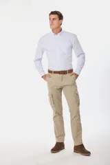 Pantalón cargo de gabardina en color verde militar, con bolsillos laterales tipo cargo con solapa y cierre de botón, y bolsillos frontales clásicos.