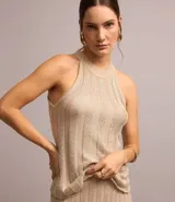 Blusa sin mangas color beige, confeccionada en tejido de punto acanalado con hilo metalizado, escote alto y corte ajustado.