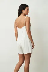 Mono corto negro con breteles finos y botones frontales.