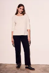 Remera oversize de algodón color blanco hueso, con cuello redondo y mangas 3/4.