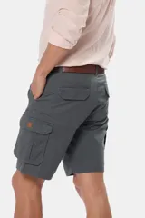 Bermuda cargo azul marino confeccionada en 98% algodón y 2% spandex, con bolsillos laterales.