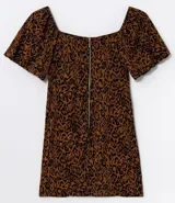 Vestido corto de viscosa con estampado animal print en tonos marrón y negro. Presenta escote cuadrado y mangas cortas abullonadas.