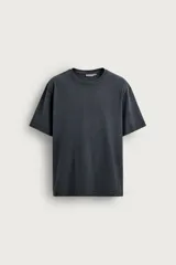 Camiseta de manga corta y cuello redondo color gris oscuro, de corte regular fit confeccionada en tejido de algodón compacto.