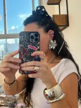 Par de aros dorados con forma de flor con textura martillada.