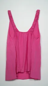 Musculosa negra con breteles elásticos finos y escote en V pronunciado.