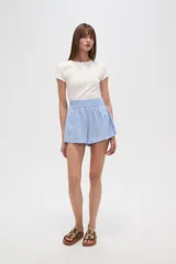 Short de calce alto y corte holgado, confeccionado en tela de viscosa color celeste, con cintura elástica fruncida.