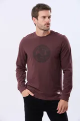 Remera de algodón de manga larga color bordó, con cuello redondo y estampado circular en el pecho con el texto "LIFE IS GOOD HAPPY CAMPER Legacy" y un diseño de montañas y árboles.