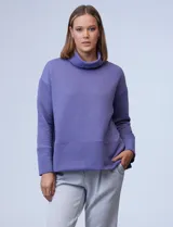 Buzo de jersey color lila con cuello alto y tajos laterales.