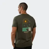 Remera Reebok color verde militar, con logo Reebok y gráfico de sol en color naranja en el pecho.