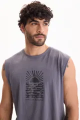 Musculosa de algodón color gris, con cuello redondo y estampa frontal que representa un atardecer con la inscripción "sunrise kingdom".