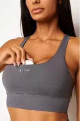 Top deportivo de alto rendimiento con diseño de espalda nadador, confeccionado en tejido técnico con protección UV50+. Presenta un bolsillo interno en el forro frontal y detalles reflectivos para mayor visibilidad.