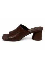 Zueco Daniel Cassi color negro de símil cuero con diseño trenzado (efecto woven), punta cuadrada y taco cilíndrico ancho.