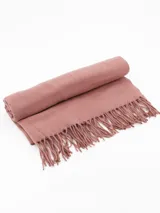 Pashmina de textura suave en color gris, con diseño rectangular y terminaciones con flecos en los extremos.