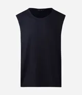 Musculosa negra de corte regular con textura de punto y escote redondo (canoa).