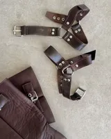 Bota de cuero marrón con caña alta y estribo desmontable.