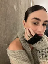 Anillo plateado con forma de esqueleto de costillas.