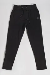 Pantalón deportivo de invierno con frisa, color negro, de corte regular. Cuenta con cintura elástica con cordón ajustable, bolsillos laterales y logo estampado en la pierna izquierda.