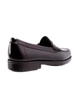 Zapato tipo mocasín de cuero negro con acabado brillante, diseño clásico con detalle de antifaz en el empeine y suela con tecnología de amortiguación.