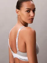 Corpiño de Calvin Klein con forro ligero, confeccionado en mezcla de algodón y modal. Presenta cuello en V, copas moldeadas sin aro y banda elástica inferior con el logo de la marca. Incluye tirantes ajustables con detalle de logo.