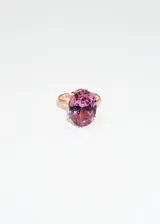 Anillo dorado con zirconia rosa ovalada grande.