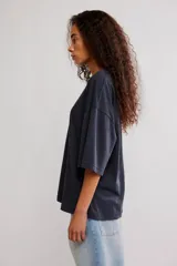 Remera de algodón muy suave, de calce oversize y silueta recta, con escote redondo y mangas cortas de hombro caído.