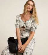 Vestido midi de viscosa y lino con estampado de hojas, escote corazón, mangas cortas abullonadas y recortes cut-out.