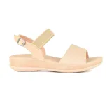 Sandalias bajas color beige con tiras anchas y suela plana.