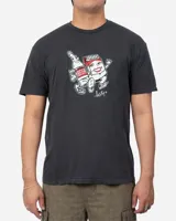 Remera gris con efecto vintage dye y estampa frontal de personajes animados estilo retro que representan una botella de cerveza y un atado de cigarrillos con la inscripción "Lost".