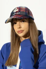 Gorra de béisbol con estampado a cuadros en tonos azul, rojo y blanco. Presenta el logo de la marca bordado en el frente.