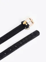 Cinturón negro de cuero vacuno con textura croco, hebilla dorada y aplique metálico de hongo dorado.