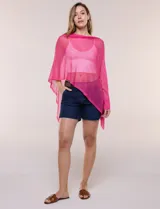 Poncho liviano de tejido de punto fino calado, color blanco, con silueta asimétrica envolvente, escote bote drapeado y mangas integradas estilo capa.