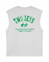 Musculosa gris melange de algodón orgánico, con corte holgado y sin mangas. Presenta estampa serigrafiada en el pecho de estilo universitario con la inscripción "TwoJeys" en color verde y dos estrellas, además de acabado dirty con look vintage.