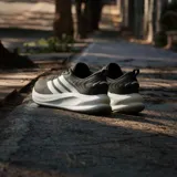 Championes de running adidas Supernova Ease 2, color negro con las clásicas tres tiras plateadas en los laterales y entresuela blanca con amortiguación.