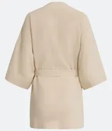 Kimono color crema de tejido viscolino con mangas anchas y lazo en la cintura.