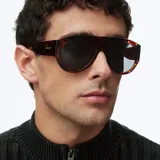 Lentes de sol estilo aviador con montura oversized de diseño retro en estampado carey y cristales polarizados en color negro.
