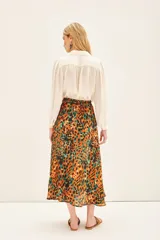 Falda midi de satén con estampado animal print multicolor, corte amplio y cintura elástica en la parte trasera.