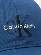 Gorra de béisbol Calvin Klein con visera curva y cierre ajustable en la parte posterior. Presenta el logotipo de la marca bordado en el panel frontal.