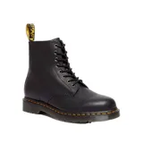 Botas de caña media Dr. Martens modelo 1460 Pascal, confeccionadas en cuero granulado negro. Presentan cierre mediante cordones, suela de goma con cámara de aire y el característico pespunte amarillo en el borde.