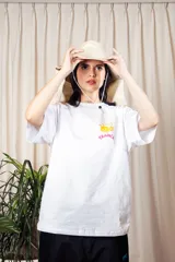 Remera blanca de algodón con estampado de una abeja y la palabra 'Tranca' en el frente.