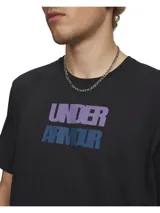 Remera de manga corta Under Armour, color negro, con estampado frontal en bloques de color con el logo de la marca en tonos violeta y azul.