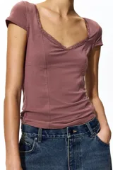 Top entallado de lyocell color rosado, con mangas japonesas, escote corazón ribeteado en encaje y costuras moldeadoras delanteras.