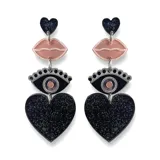Aros colgantes con dijes de corazón, ojo y labios en acrílico negro, rosa y plateado.