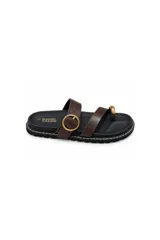 Sandalia plana Daniel Cassin modelo Zafiro, color marrón con base negra, tiras de cuero sintético con hebilla metálica dorada y anilla en el dedo.