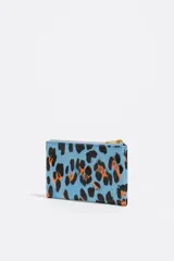 Monedero de tamaño grande con estructura rígida y exterior con textura brillante, estampado animal print en tonos rojo, negro y azul. Cuenta con cierre de cremallera dorado, logo metálico de Bimba y Lola y tarjetero interior.