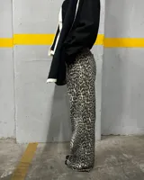 Pantalón palazzo de tiro alto con estampado animal print.