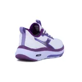 Championes deportivos Diadora modelo Moon para mujer, color blanco con detalles en morado. Presentan una capellada de malla transpirable, cordones blancos y una suela gruesa con capas en tonos de morado.